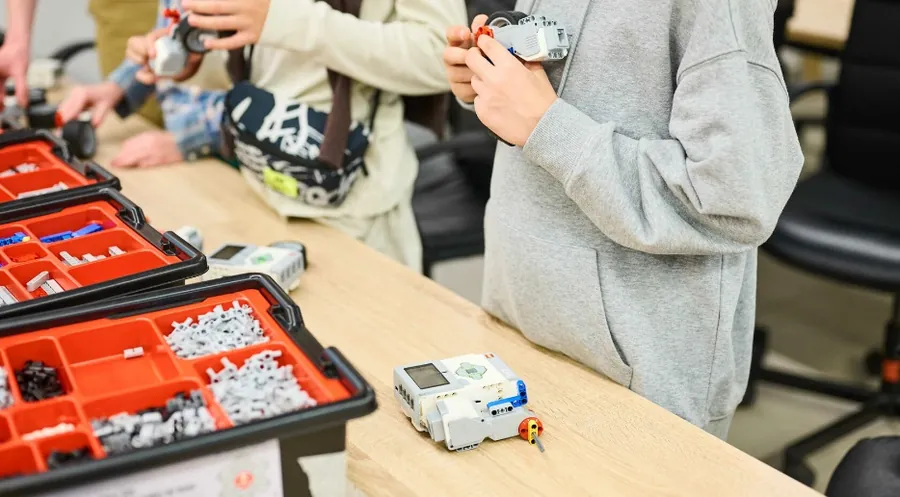 Ученики собирают робота LEGO Education на занятии