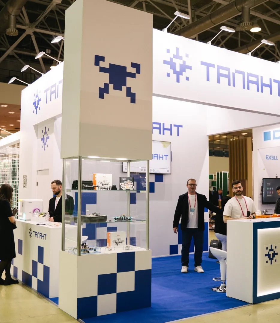 Стенд «Талант» с учебными дронами и наборами на выставке