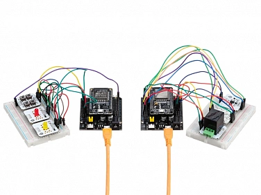 Образовательный набор «Введение в Интернет вещей» v3 — Две платы ESP32 на макетках, соединены проводами: обмен данными (MQTT-сценарий)