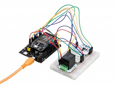 Образовательный набор «Введение в Интернет вещей» v3 — Макет: ESP32 на шилде, реле на макетке, монтажные провода, USB-подключение